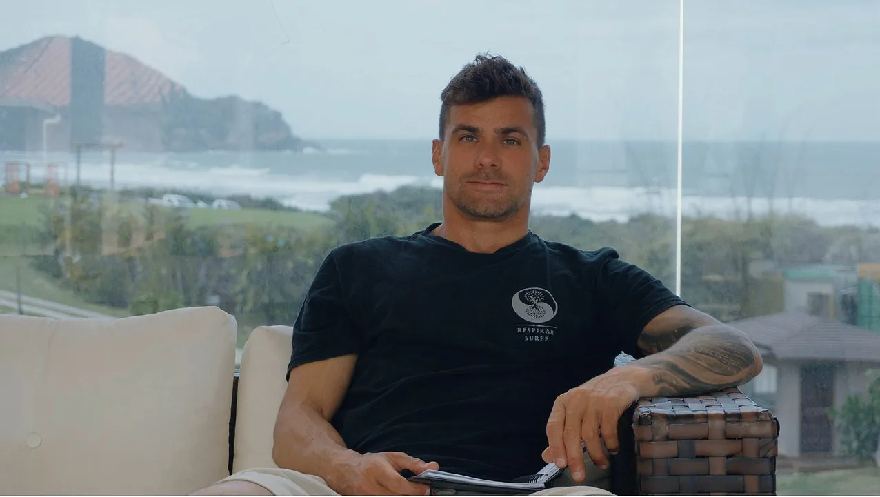Fabiano sentado na praia, retrato em preto e branco